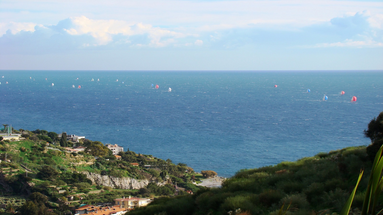 Vista mare tra due vallate