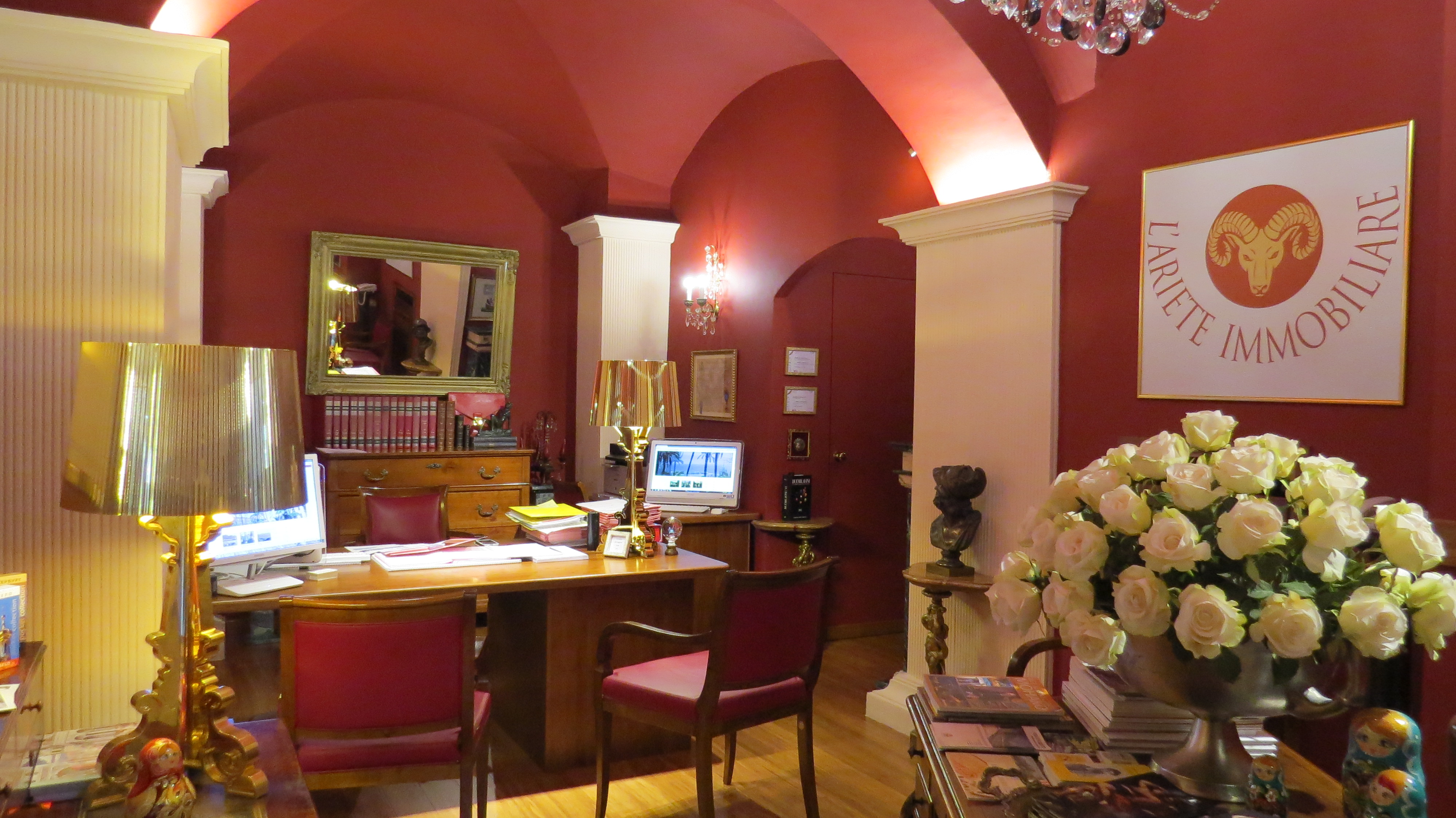 In primo piano il logo dell' agenzia immobiliare in Bordighera