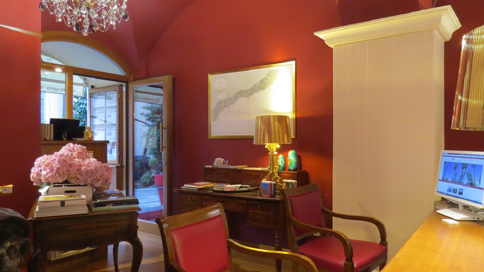 Colori, profumi e fiori per un'agenzia immobiliare accogliente