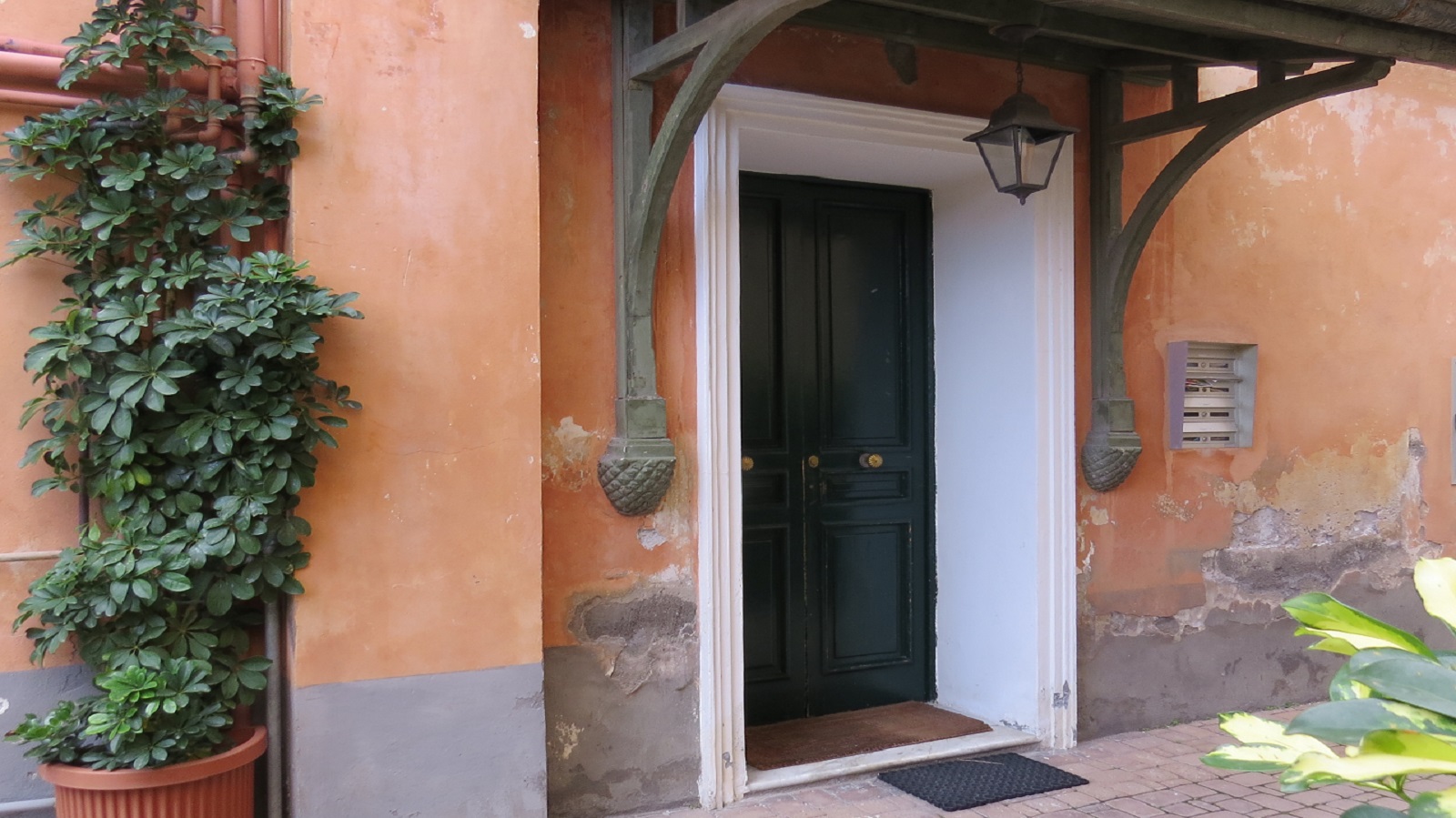 Portone d'entrata in area con molta privacy