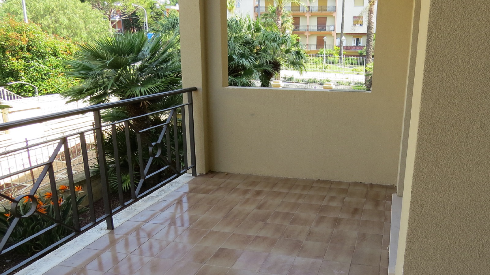 Appartamento con loggia e giardino privato