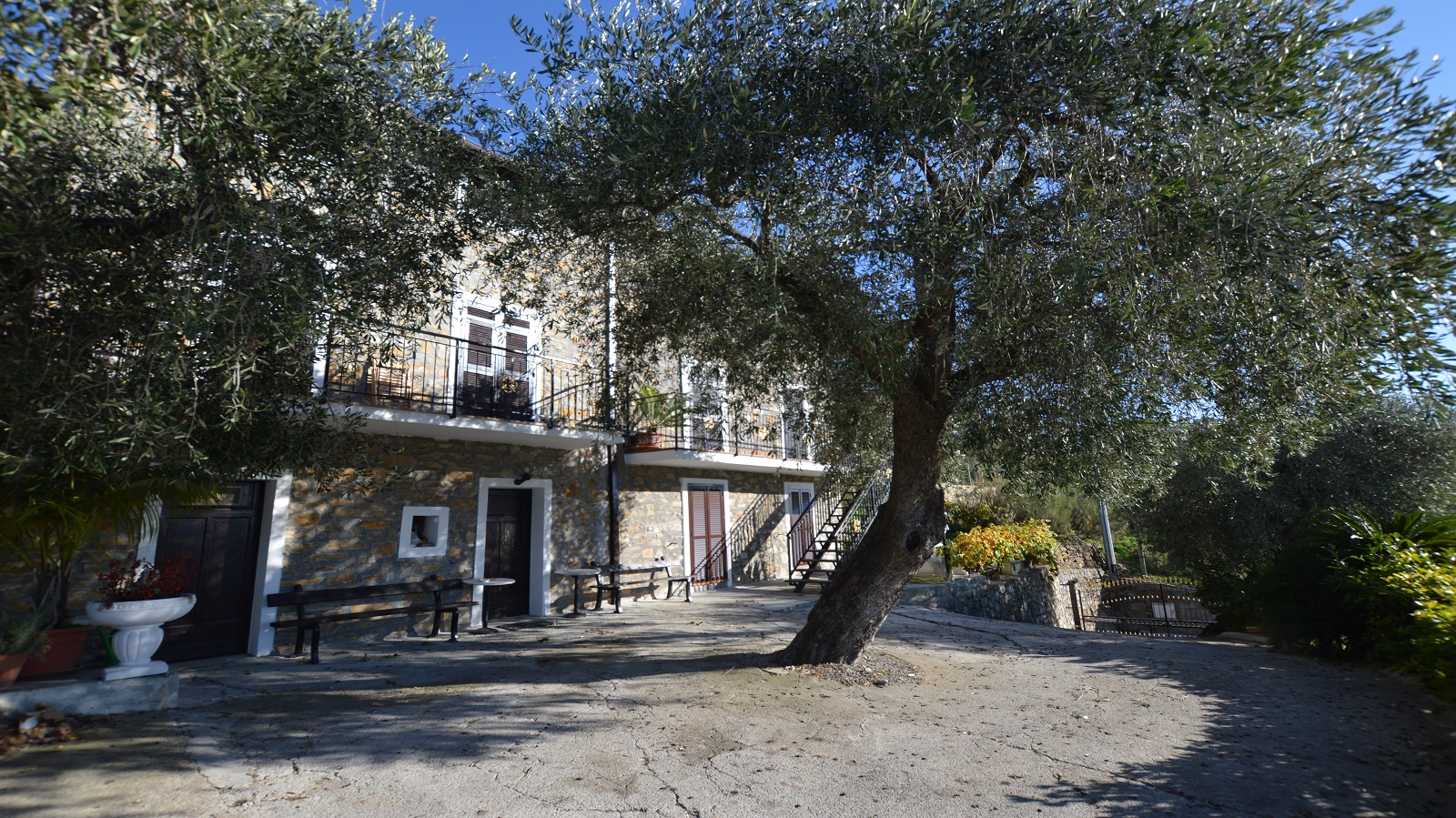 Il grande casale in pietra ristrutturato