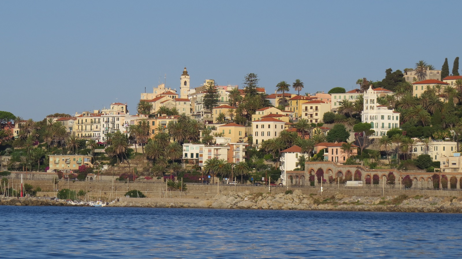 La vecchia Bordighera vista dal mare