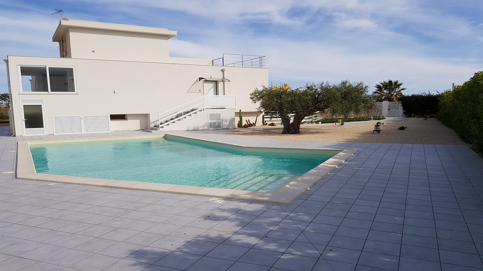 Panorama su villa, piscina e giardino
