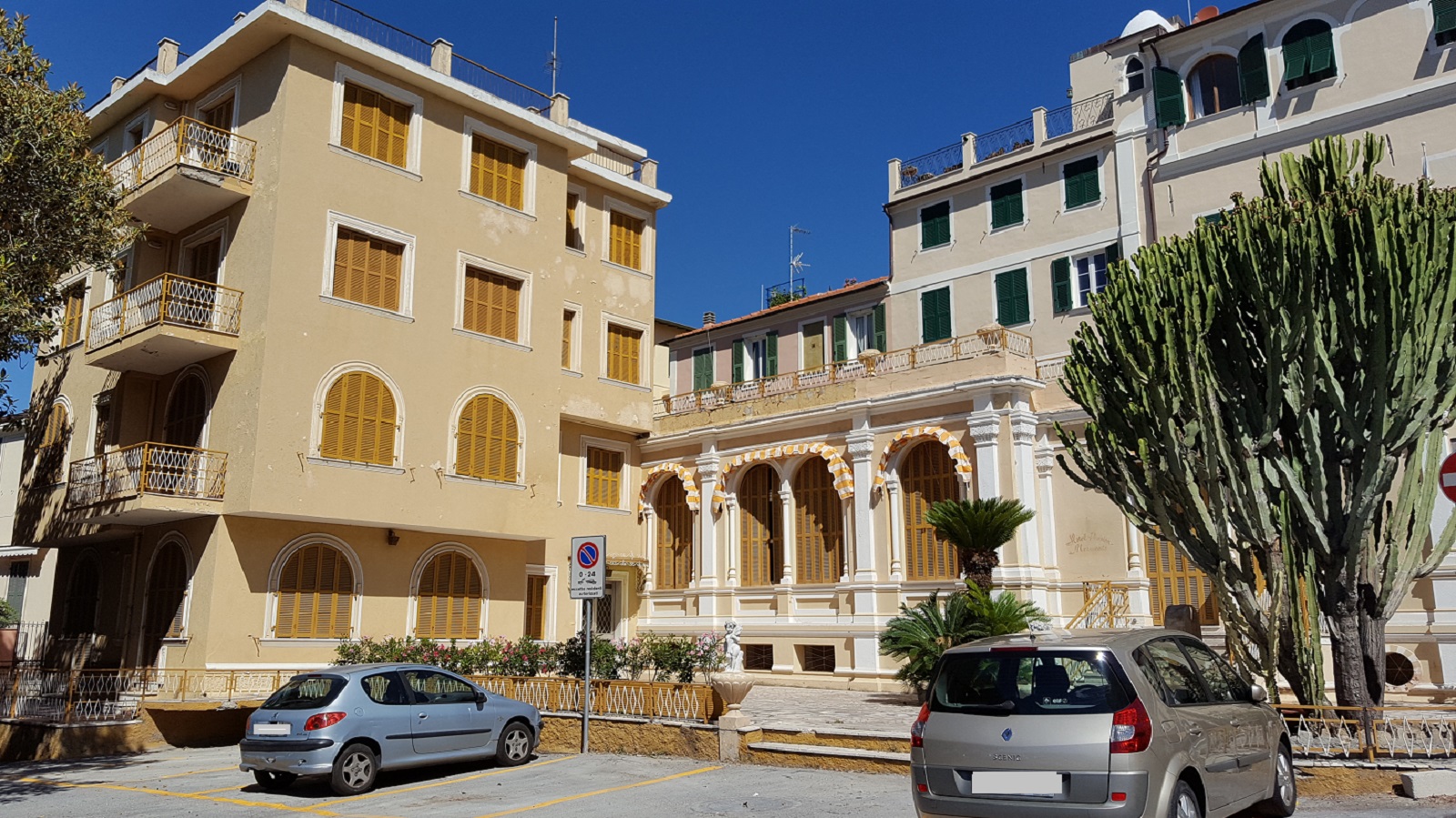 Hotel in piazza a Bordighera Alta