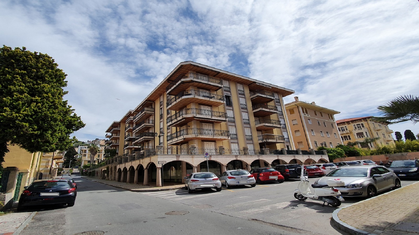 Box auto - Bordighera, vendesi garage doppio in centro