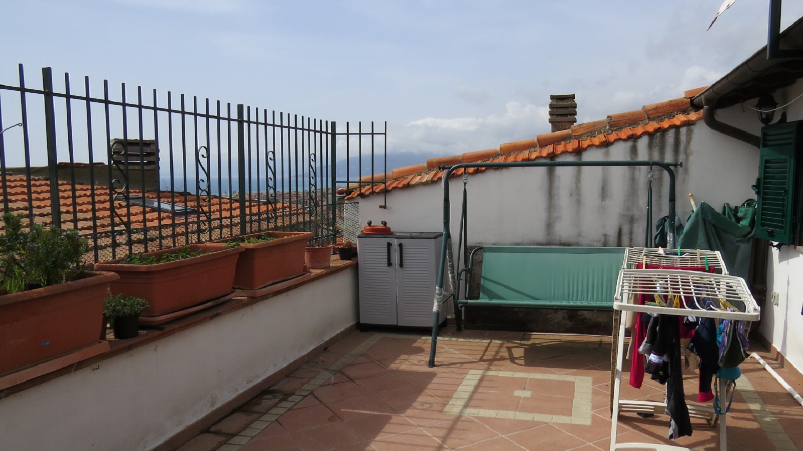 Il terrazzo tra i tetti con vista mare