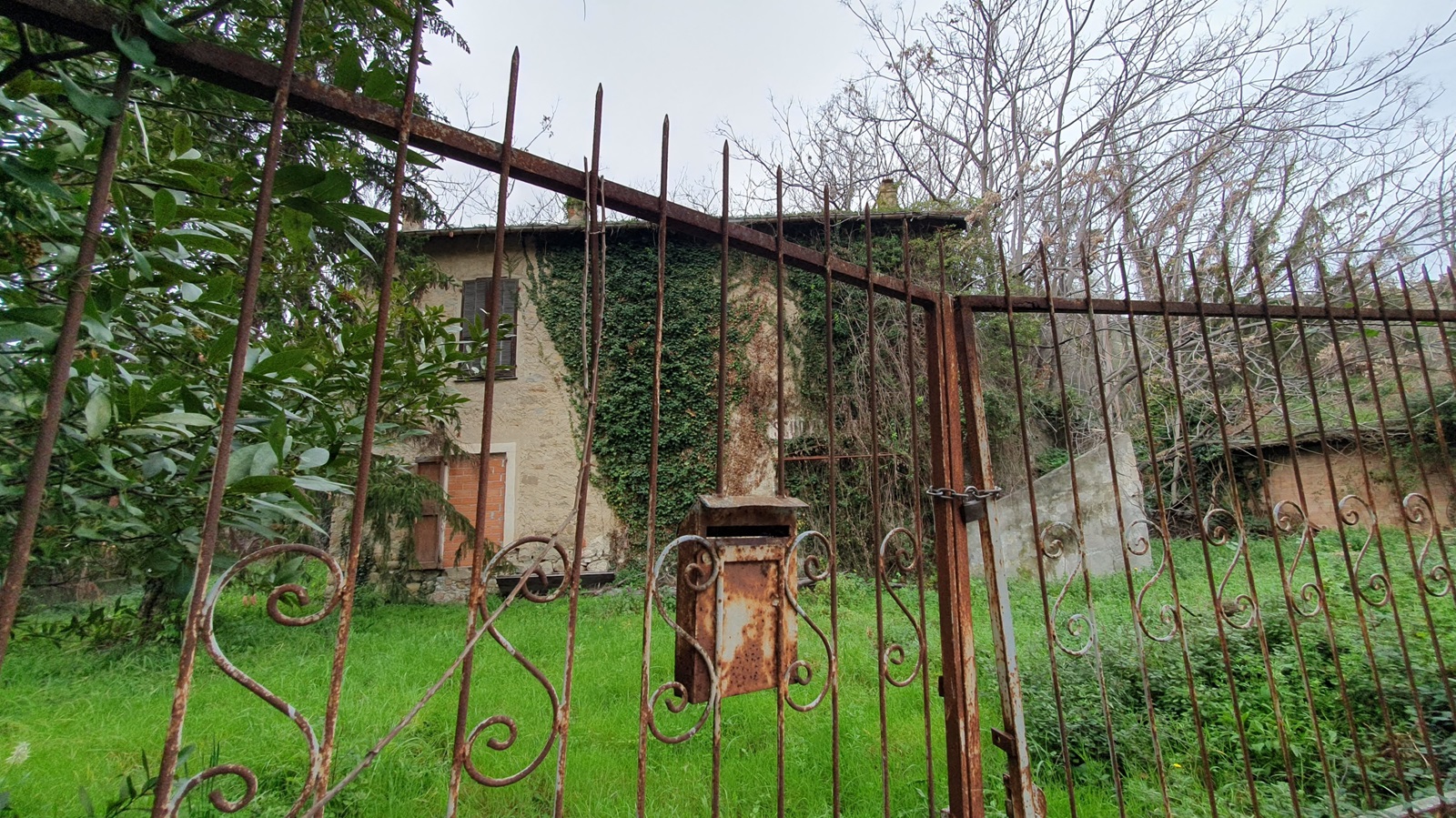 Scorcio su casa e magazzino