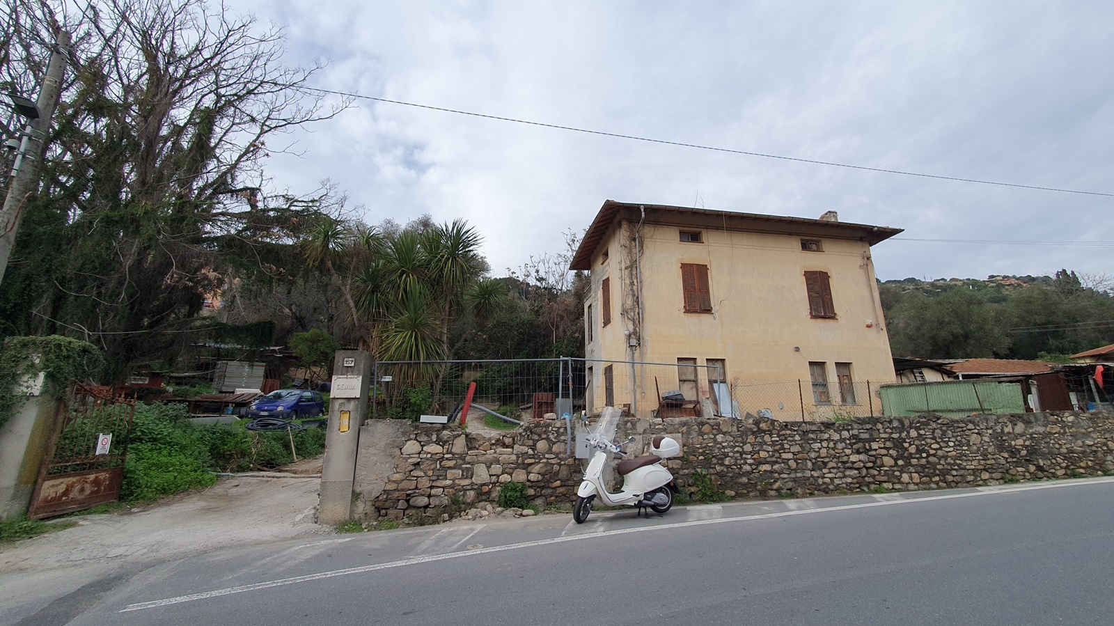 Casone sulla strada principale