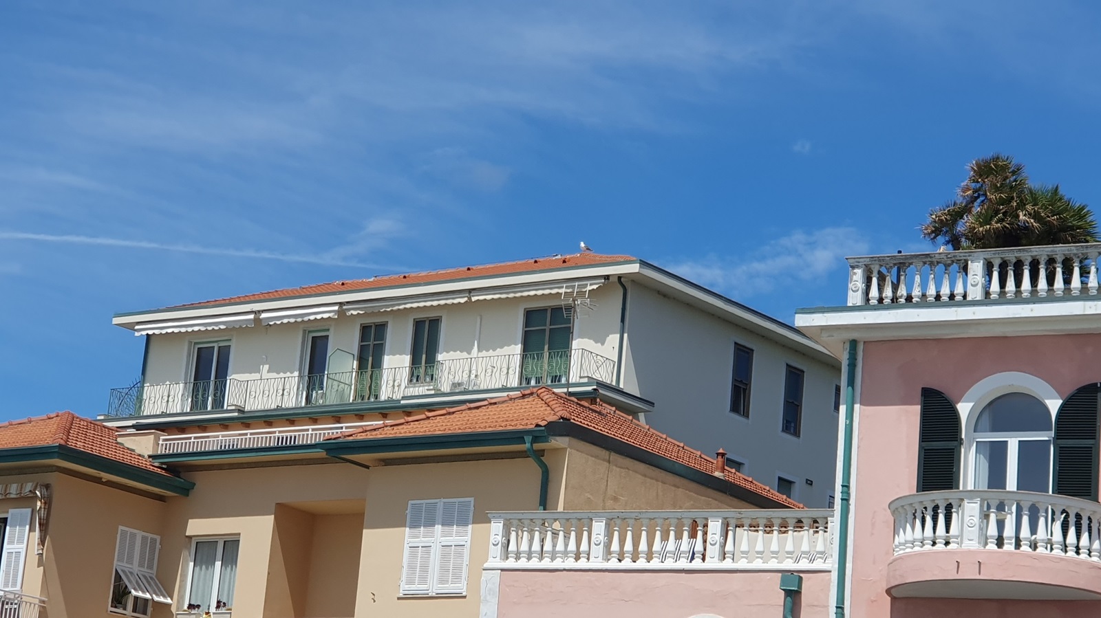 Attico con balcone in parte terrazzato
