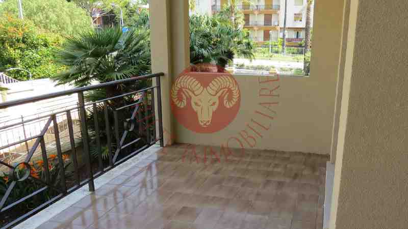 Appartamento con loggia e giardino privato