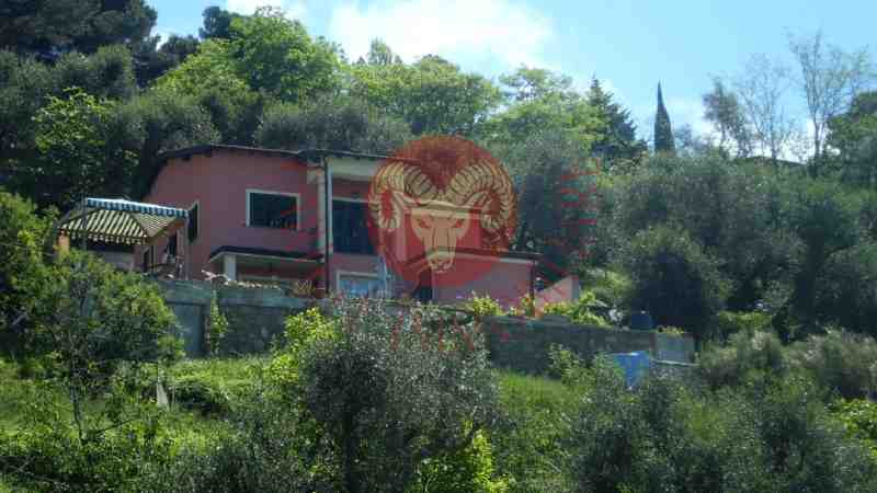 Graziosa villa che si sviluppa su due piani