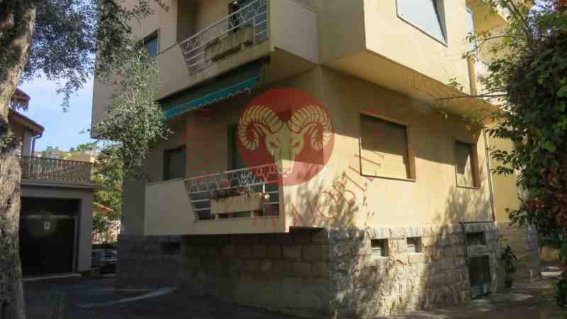 Primo piano con balcone ad ovest