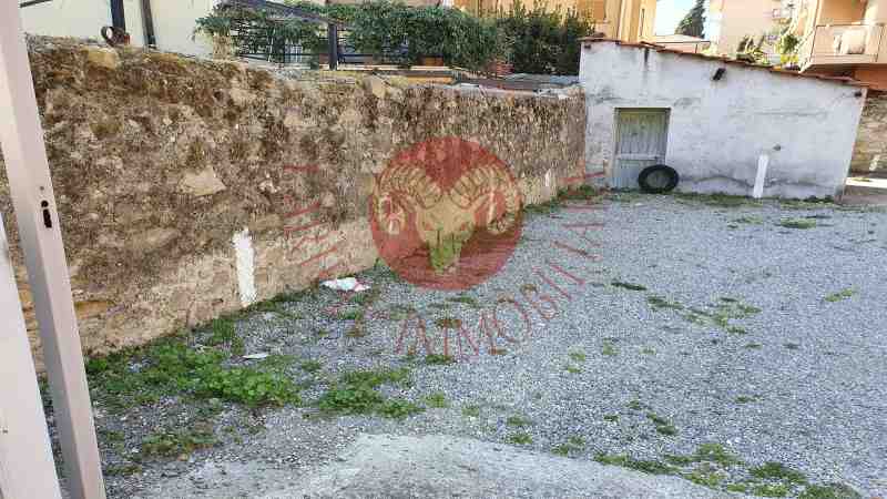 Magazzino con corte