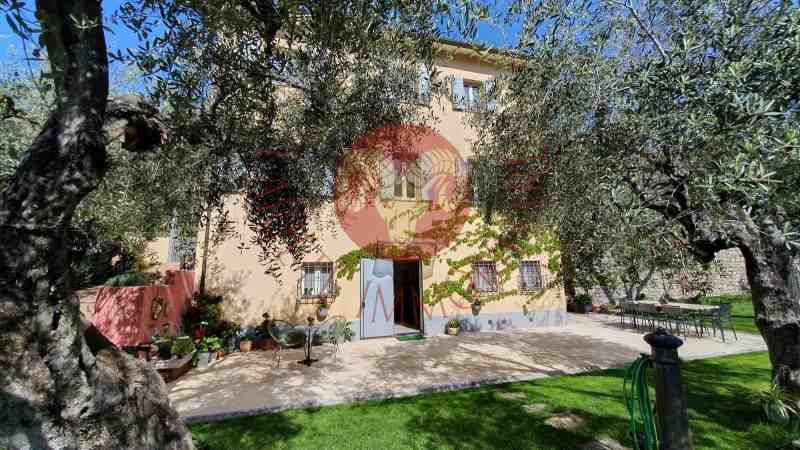 Affascinante casone in stile provenzale