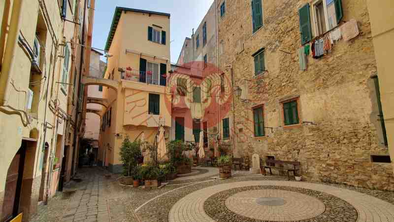La  piazzetta del borgo