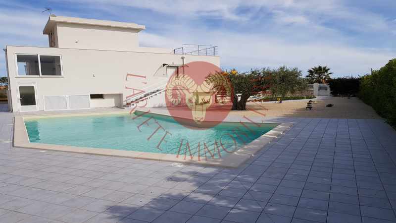 Panorama su villa, piscina e giardino