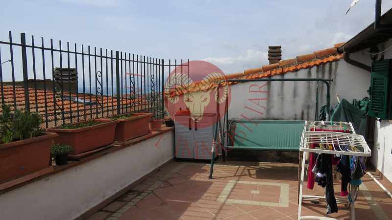 Il terrazzo tra i tetti con vista mare