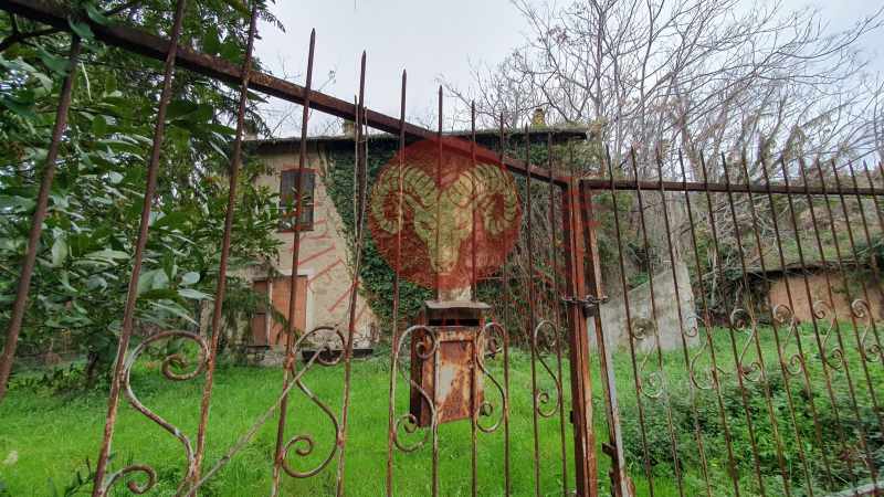 Scorcio su casa e magazzino