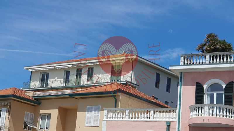 Attico con balcone in parte terrazzato