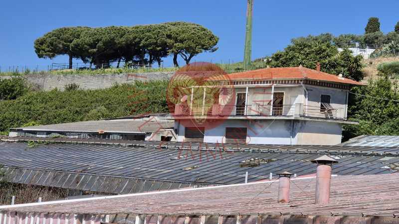 Casa con magazzino